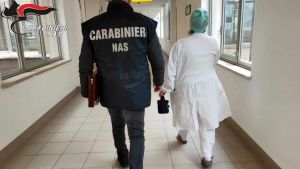 Comportamenti aggressivi e minacciosi verso i sanitari, multa di 1000 euro