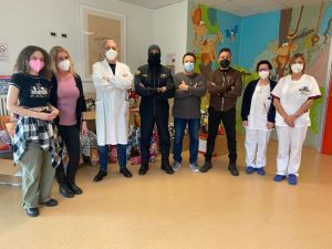 Pediatria Livorno, Comandante Alfa consegna doni ai piccoli pazienti per la Pasqua 2023
