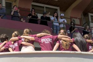 Gli alunni del Santa Teresa del Bambin Gesù fanno visita al Livorno e il monologo dedicato ad Armando Picchi