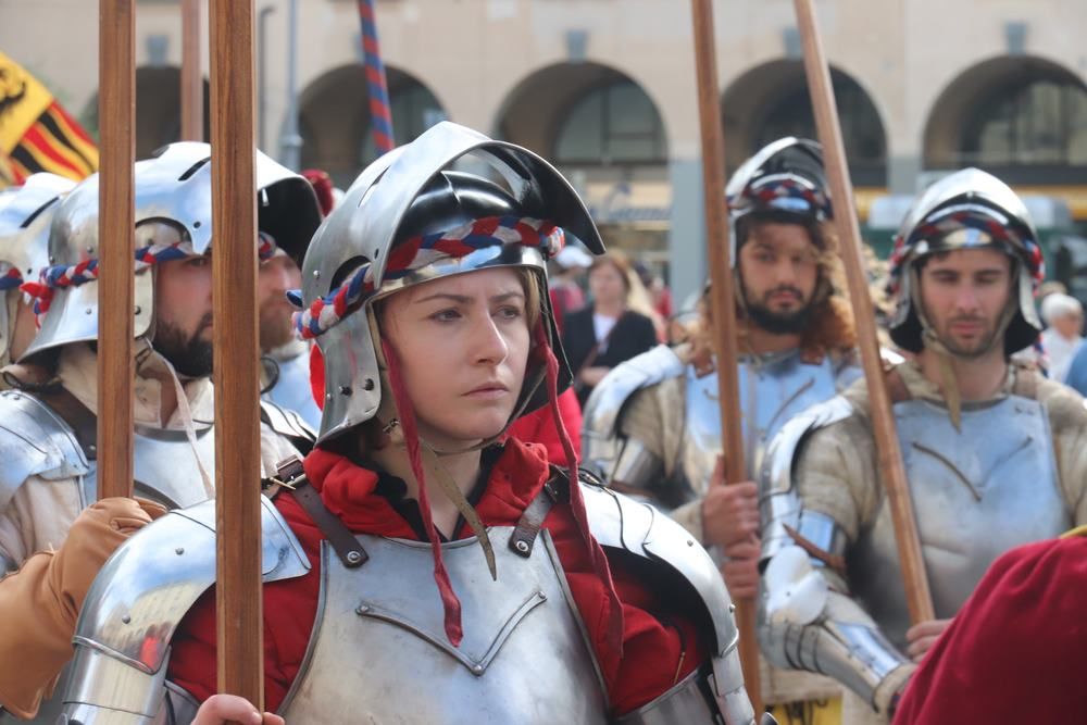 Dame, cavalieri, tamburini e sbandieratori: in via Grande sfila il medioevo. E' iniziato il Leghorn Medieval Festival