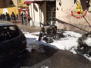 A fuoco 5 mezzi in piazza della Vittoria, danneggiato stabile e altri due scooter