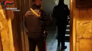 Spaccio ai domiciliari: beccato con un complice, finiscono in manette