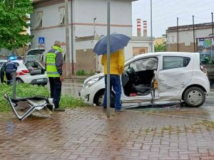 Scontro tra due auto e scooter, due perone in ospedale