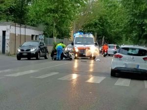 Scontro tra due auto e scooter, due perone in ospedale