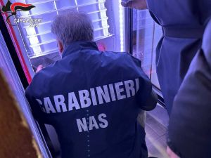 Carenze igienico sanitarie e alimenti non tracciati, chiusa attività