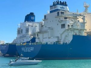 Piombino arrivata la nave gasiera Maran Gas Kalymnos (foto e video)