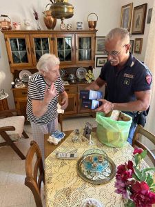 Angeli in divisa, polizia aiuta anziana 91 sola e senza cibo