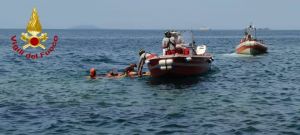 I Vigili del Fuoco di Livorno soccorrono una persona e un cane sulla scogliera delle Vaschine