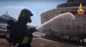 Sicurezza, esercitazioni a fuoco Yacht con persone a bordo nel cantiere Benetti , lo spettacolare video dei VF