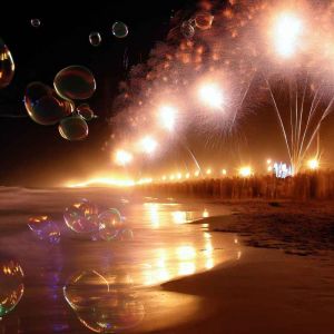 Il 4 luglio in spiaggia con fuochi d'artificio, bolle di sapone e musica
