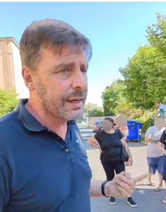 Romiti in diretta da via Bengasi dove hanno occupato un alloggio popolare, la diretta del consigliere comunale 