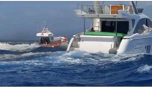 Acqua nella stiva, yacht di 16 metri rischia di affondare
