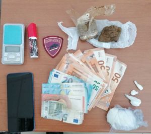 Droga, scooter rubato, spray al peperoncino e soldi. Arrestato clandestino tunisino 