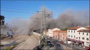 Gigantesche nubi di polveri dal contenuto ignoto su Piombino (Video). L'intervento del PD su demolizioni JSW