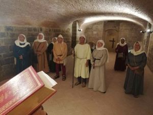 I pellegrini approdano a San Jacopo, non perderti la rievocazione storica tra canti gregoriani e figuranti. Livorno parte toscana del Cammino di Santiago