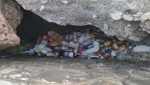 Mr Green e Acchiapparifiuti ripuliscono gli scogli del moletto di Ardenza. Raccolti oltre 15 chili di rifiuti