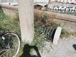 Quartiere Venezia rastrelliere per bici abbandonate e invase dalla vegetazione