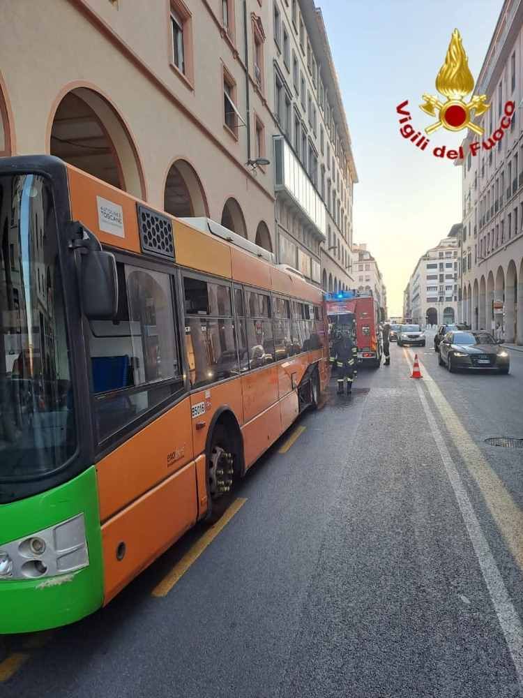 autobus prende fuoco in via grande