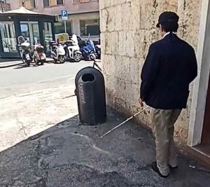 cestini dei rifiuti, ostacolo per non vedenti