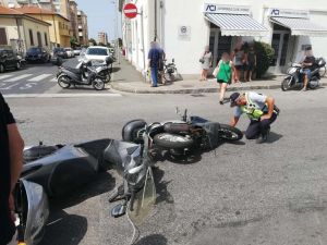 Scontro tra scooter in via Roma, tre persone in ospedale 