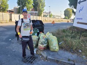 Mister Green, il volontario che non si arrende: “Pulisco via Enriques dai rifiuti, ma è una goccia nel mare"