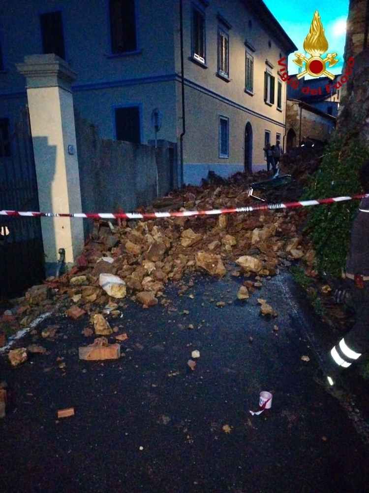 rosignano marittimo crolla un muro