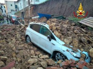 rosignano marittimo crolla un muro