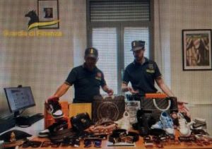 Nel primo weekend di luglio, grazie ai servizi attivi sia in divisa che in borghese, sono stati effettuati significativi sequestri. Nelle aree adiacenti alla spiaggia, sono stati rinvenuti più di 500 prodotti contraffatti, tra cui borse, occhiali, cinture, marsupi e portafogli, tutti recanti marchi di importanti case produttrici. Queste merci illecite erano state occultate in buche, ma grazie all'operato delle forze dell'ordine sono state scoperte e sequestrate.