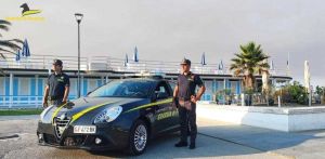 Livorno, Barista e cuoco in nero nel ristorante dello stabilimento balneare
