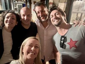 Meloni e Salvini, due sere a Bolgheri tra bistecche e vino rosso