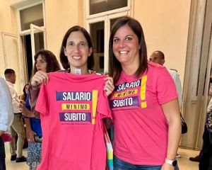 Schlein riceve da Nardini la T-shirt per il salario minimo, La indosserò per sostenere la battaglia