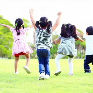 bambini_prato_gioco_ballo