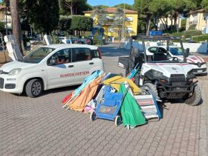 Posto al mare in prima fila, sequestrate attrezzature balneari illecitamente posizionate a Marina di Bibbona