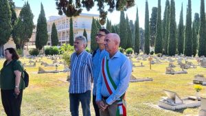 Livorno ricorda i quattro bambini rom morti abbracciati nel rogo della loro baracca