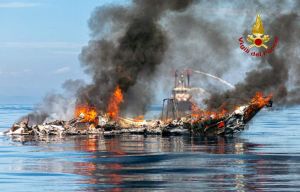 imbarcazione a fuoco vigili del fuoco (2)