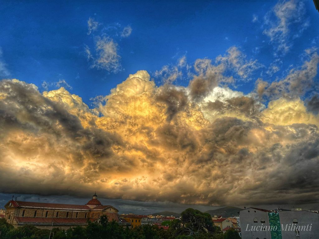 Cieli di Livorno, quando anche il maltempo da spettacolo. Le foto dei lettori