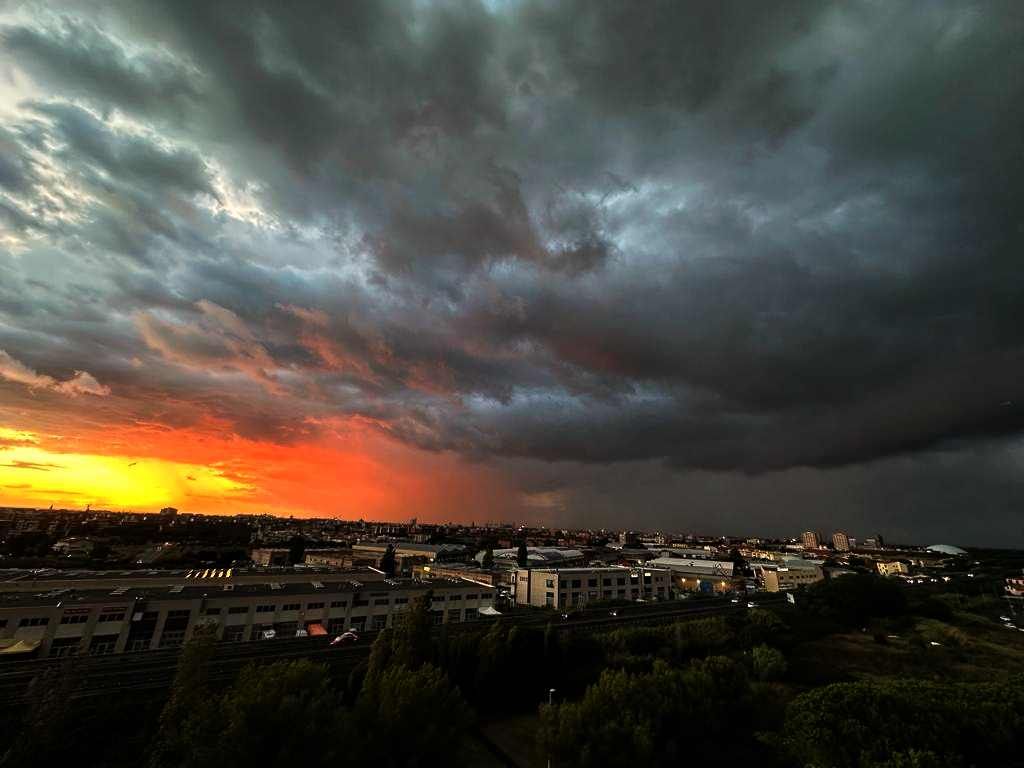 Cieli di Livorno, quando anche il maltempo da spettacolo. Le foto dei lettori