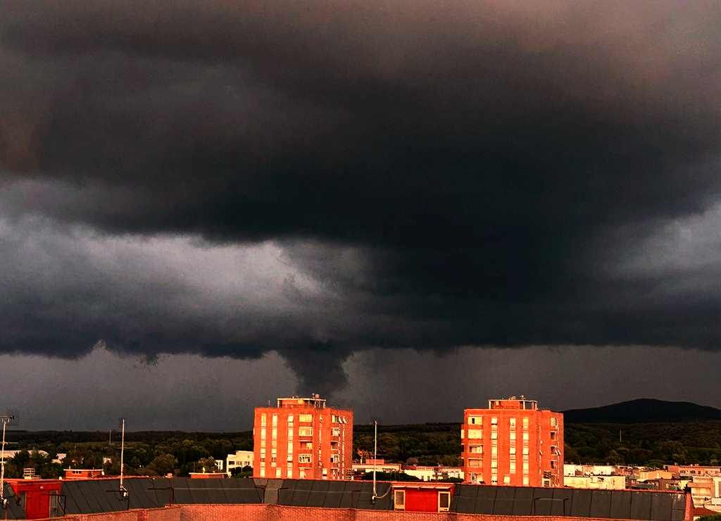 Cieli di Livorno, quando anche il maltempo da spettacolo. Le foto dei lettori