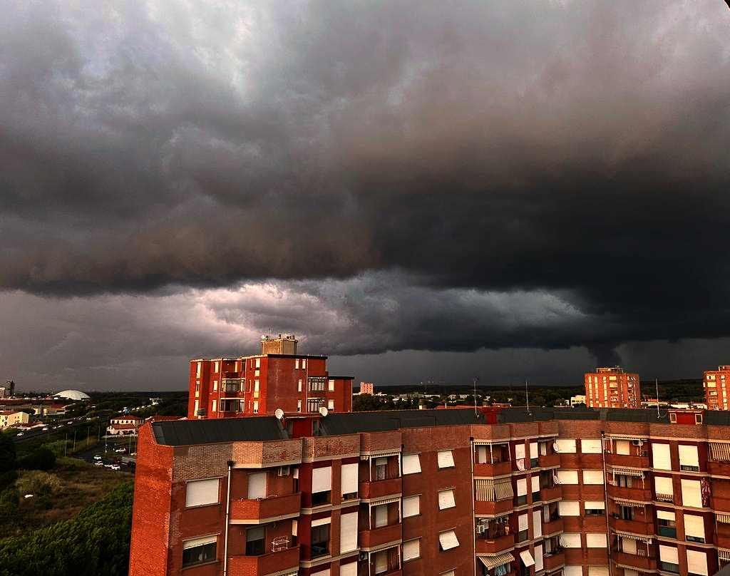 Cieli di Livorno, quando anche il maltempo da spettacolo. Le foto dei lettori