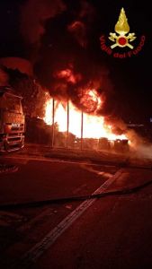 A fuoco nella notte agglomerato di pneumatici in via Firenze