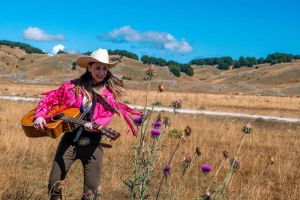 Far West alla valle Benedetta: "La chiamavano Jede Pancakes", il nuovo videoclip di Giada Robin... dal set di Trinità all'ex cava Fociarella