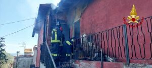 Incendio in un appartamento a Collesalvetti salvata una persona rifugiata sul tetto