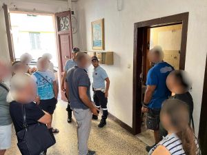 Livorno casa occupata, cittadini arrabbiati buttano fuori occupanti