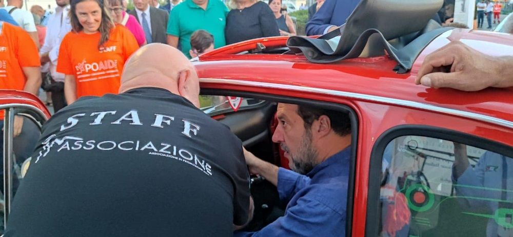 Salvini accompagnato dalla Locatelli prova la 500 adattata per disabili di InAssociazione