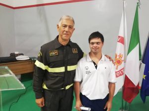Special Olimpics, Davide Simoni riceve un attestato per meriti sportivi da Ugo D'Anna, comandante dei VF di Livorno (Video)