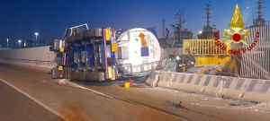 Cisterna ribaltata in porto, sversamento di etanolo