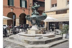 Di tutto e di più nelle fontane di Mostri Marini in piazza Colonnella, il Comune interviene