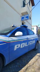 Calci e pugni agli agenti, 20enne tunisino con obbligo di espulsione fermato col taser. "Già libero" con obbligo di firma