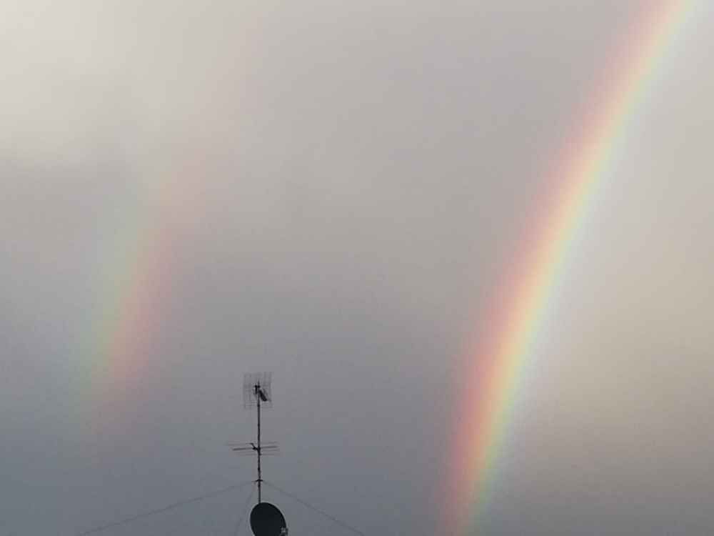 Allerta arancione e doppio arcobaleno il cielo di Livorno regala uno spettacolo