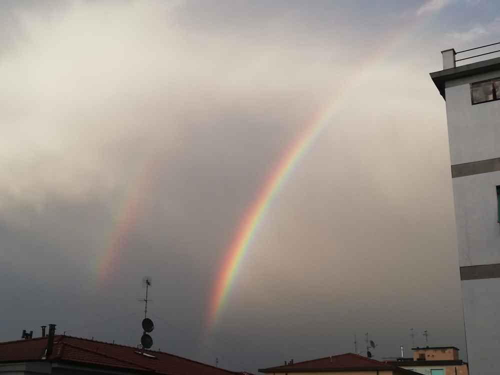 Allerta arancione e doppio arcobaleno il cielo di Livorno regala uno spettacolo